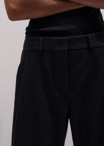 Black Clever Tapered Pant