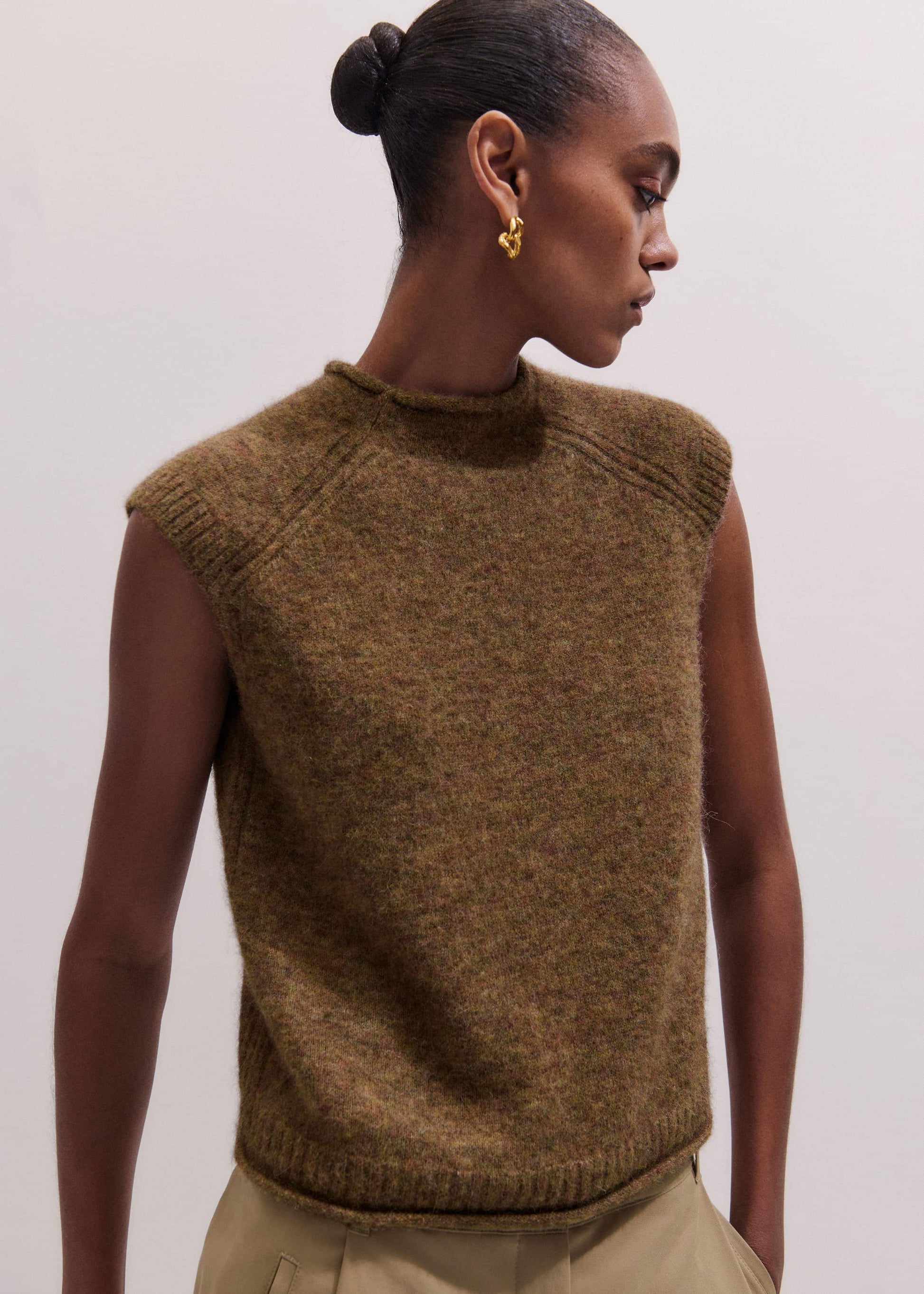 Brown Roll Trim Straight Layering Sweater Vest