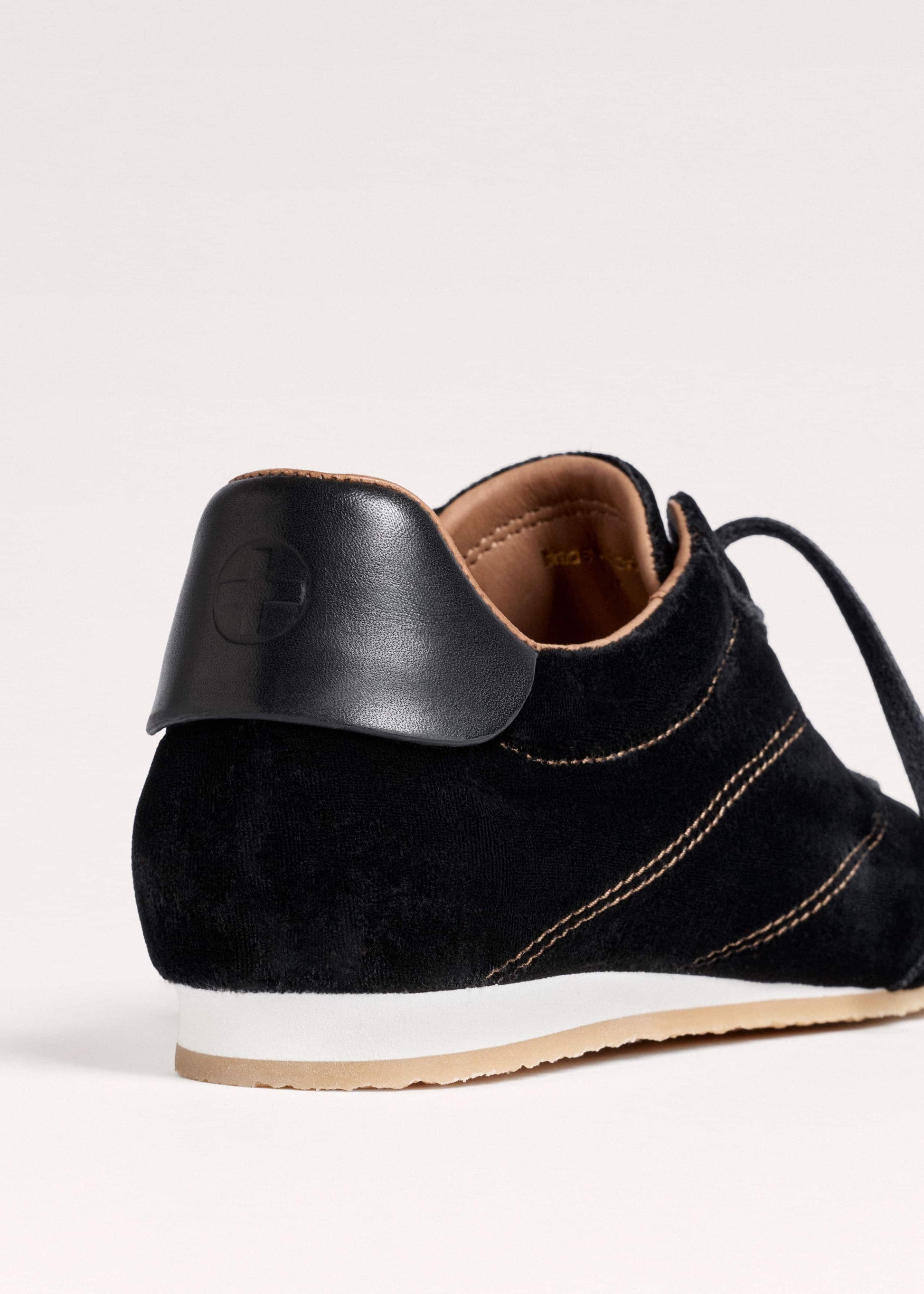 Black Velvet Retro Runner